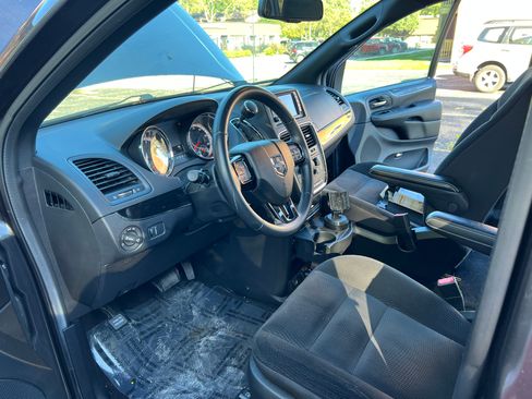 Used 2018 Dodge Grand Caravan SE image 5
