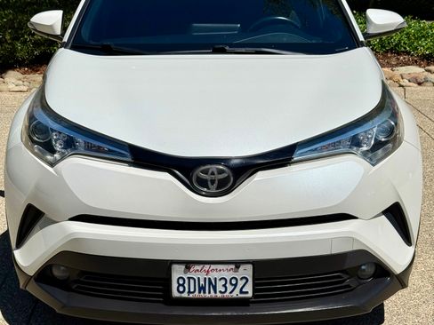 Used 2018 Toyota C-HR XLE FWD image 2