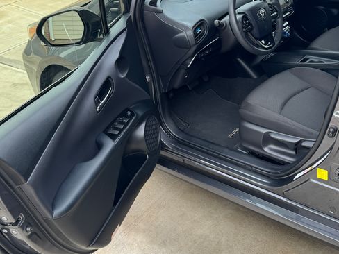 Used 2020 Toyota Prius LE image 11