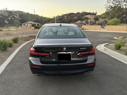 Used 2021 BMW 530i w/ Premium Package RWD image 9