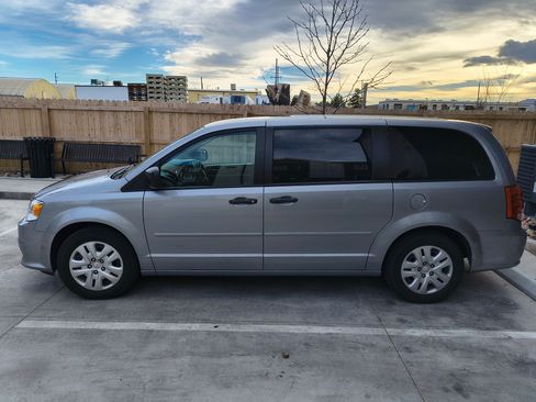 Used 2019 Dodge Grand Caravan SE w/ UConnect Hands-Free Group image 2