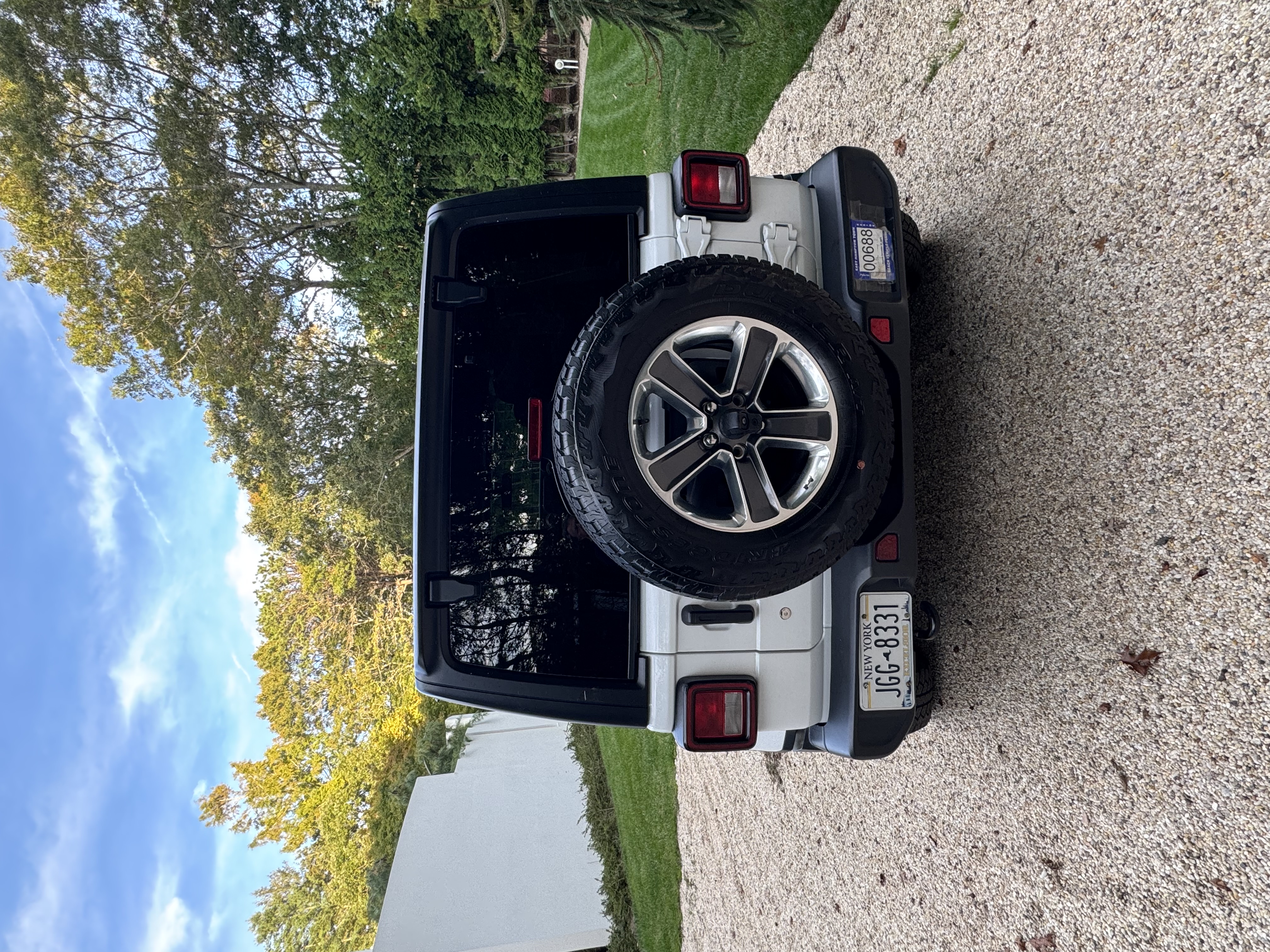 Used 2019 Jeep Wrangler Unlimited Sahara w/ Dual Top Group AWD/4WD image 2