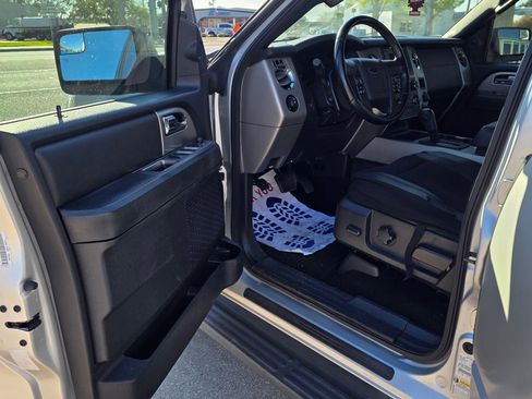 Used 2017 Ford Expedition XLT image 8