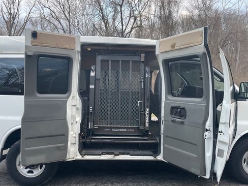 Used 2011 GMC Savana 2500 LT w/ LT Preferred Equipment Group image 16