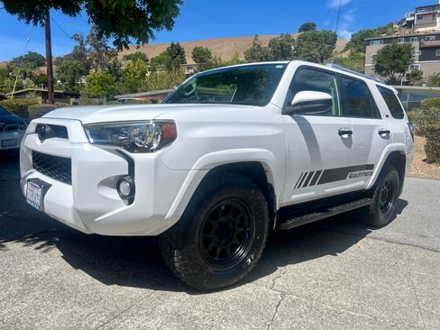 Used 2016 Toyota 4Runner SR5 AWD/4WD image 2
