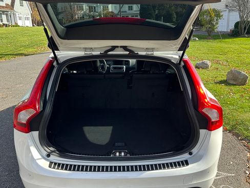 Used 2018 Volvo V60 T5 Cross Country w/ Convenience Package image 6