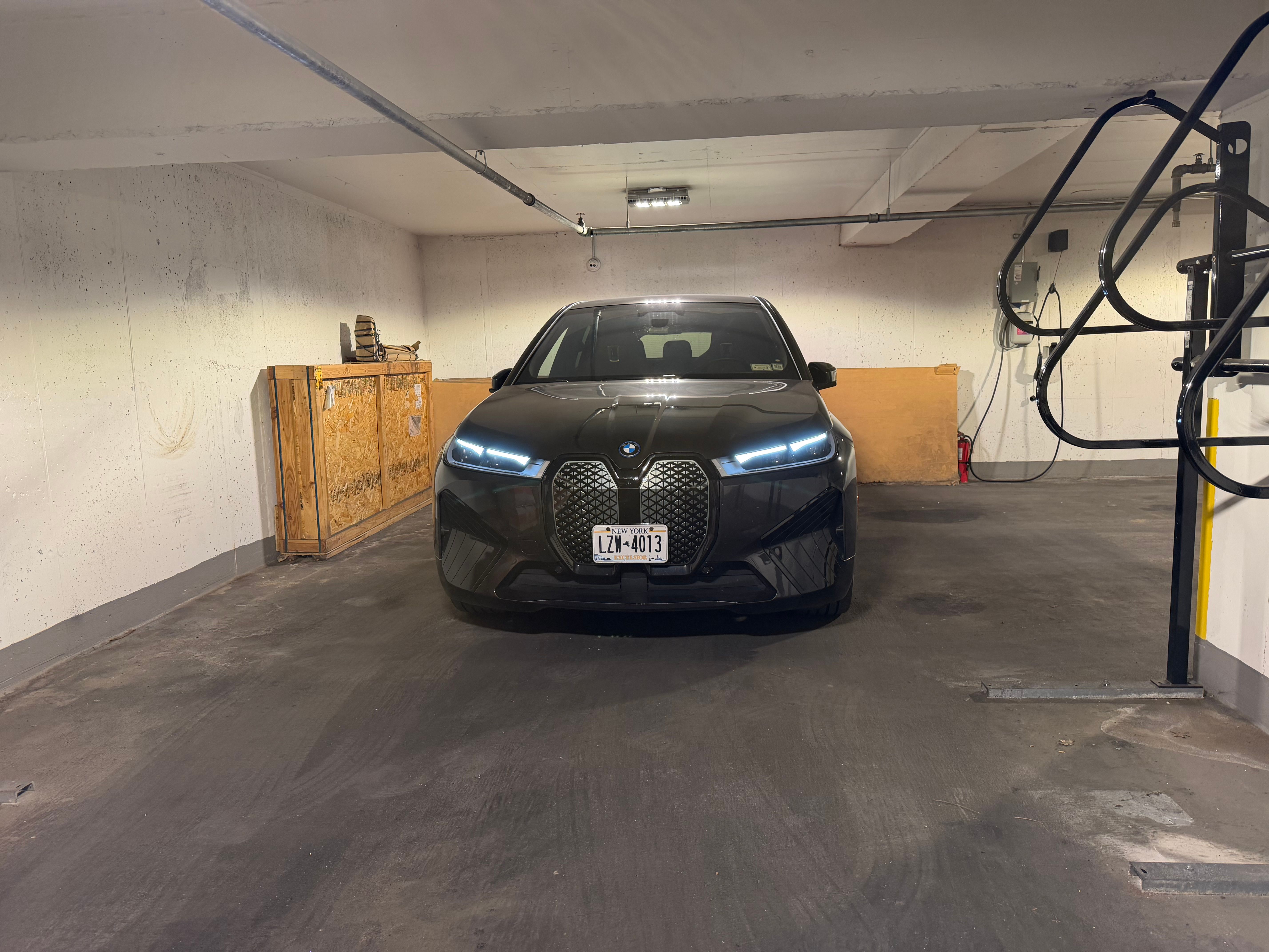 Used 2022 BMW iX xDrive50 w/ Premium Package AWD/4WD image 14