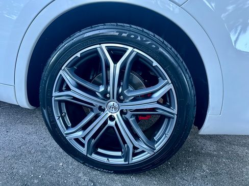 Used 2021 Maserati Levante AWD/4WD image 17