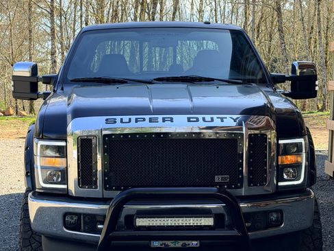 Used 2010 Ford F250 Lariat image 2