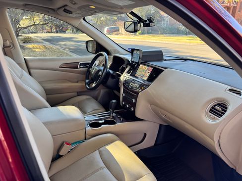 Used 2019 Nissan Pathfinder Platinum image 16