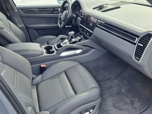 Used 2020 Porsche Cayenne Turbo image 8