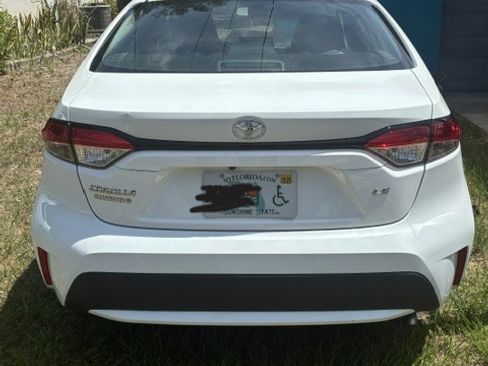 Used 2020 Toyota Corolla LE FWD image 2
