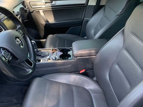 Used 2017 Volkswagen Touareg Sport image 2