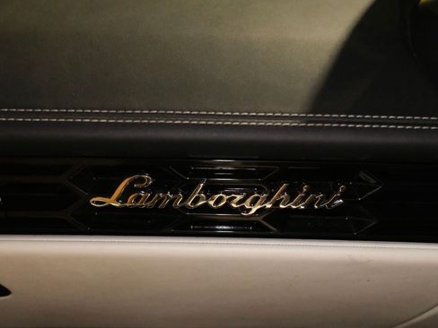 Used 2022 Lamborghini Huracan EVO image 17