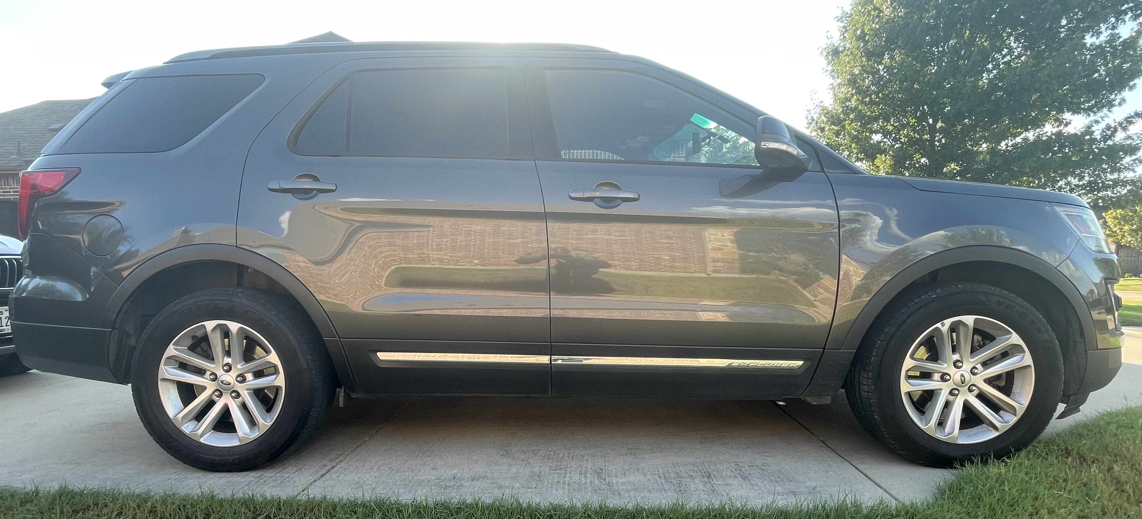 Used 2017 Ford Explorer XLT w/ Equipment Group 202A FWD image 2