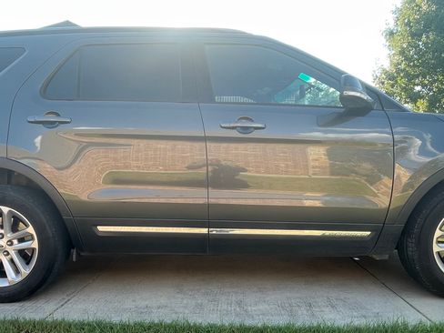 Used 2017 Ford Explorer XLT w/ Equipment Group 202A FWD image 2