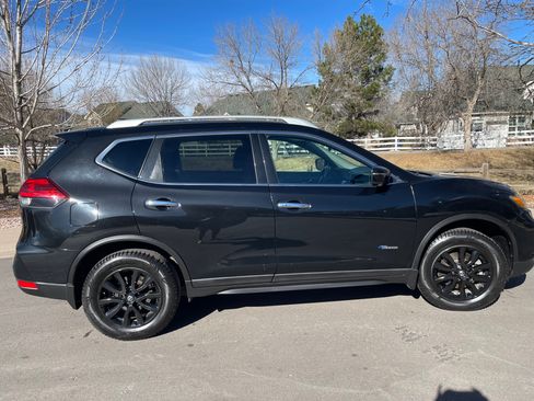 Used 2017 Nissan Rogue SV w/ HEV Premium Package image 4