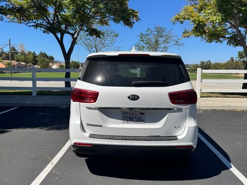 Used 2021 Kia Sedona LX FWD image 2
