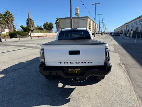 Used 2017 Toyota Tacoma TRD Off-Road image 8