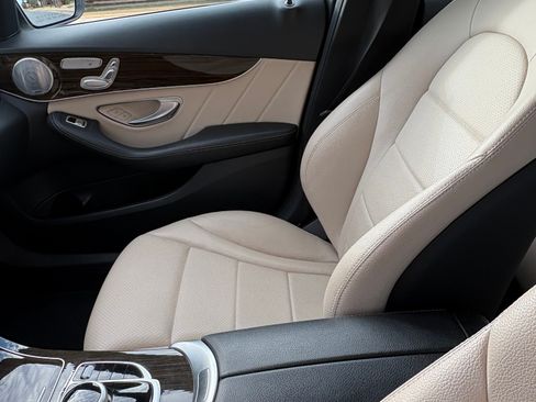 Used 2019 Mercedes-Benz C 300 4MATIC Sedan image 9