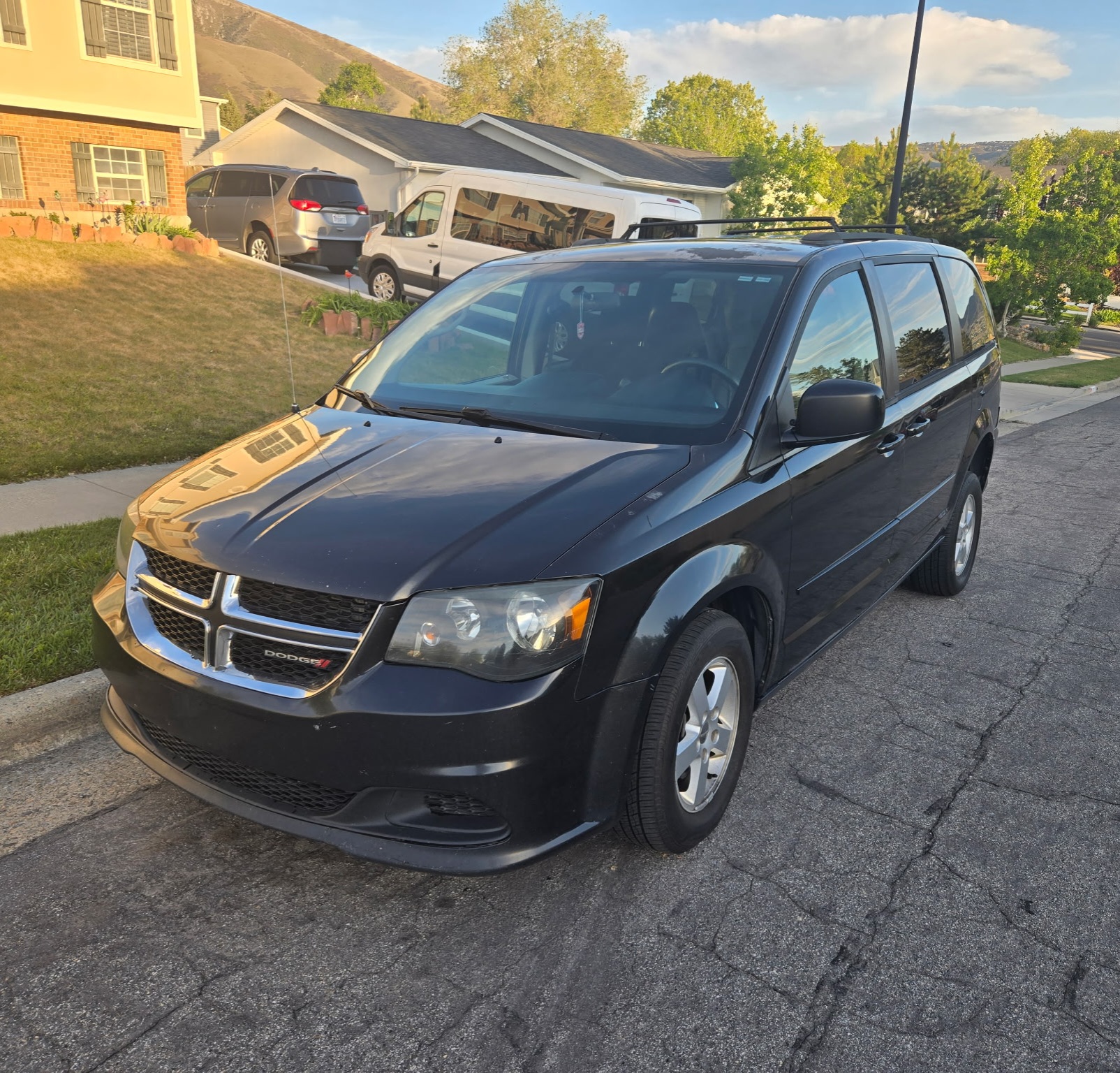 Used 2012 Dodge Grand Caravan SXT FWD image 1