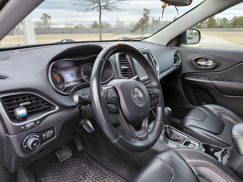 Used 2019 Jeep Cherokee Trailhawk w/ Cold Weather Group image 9