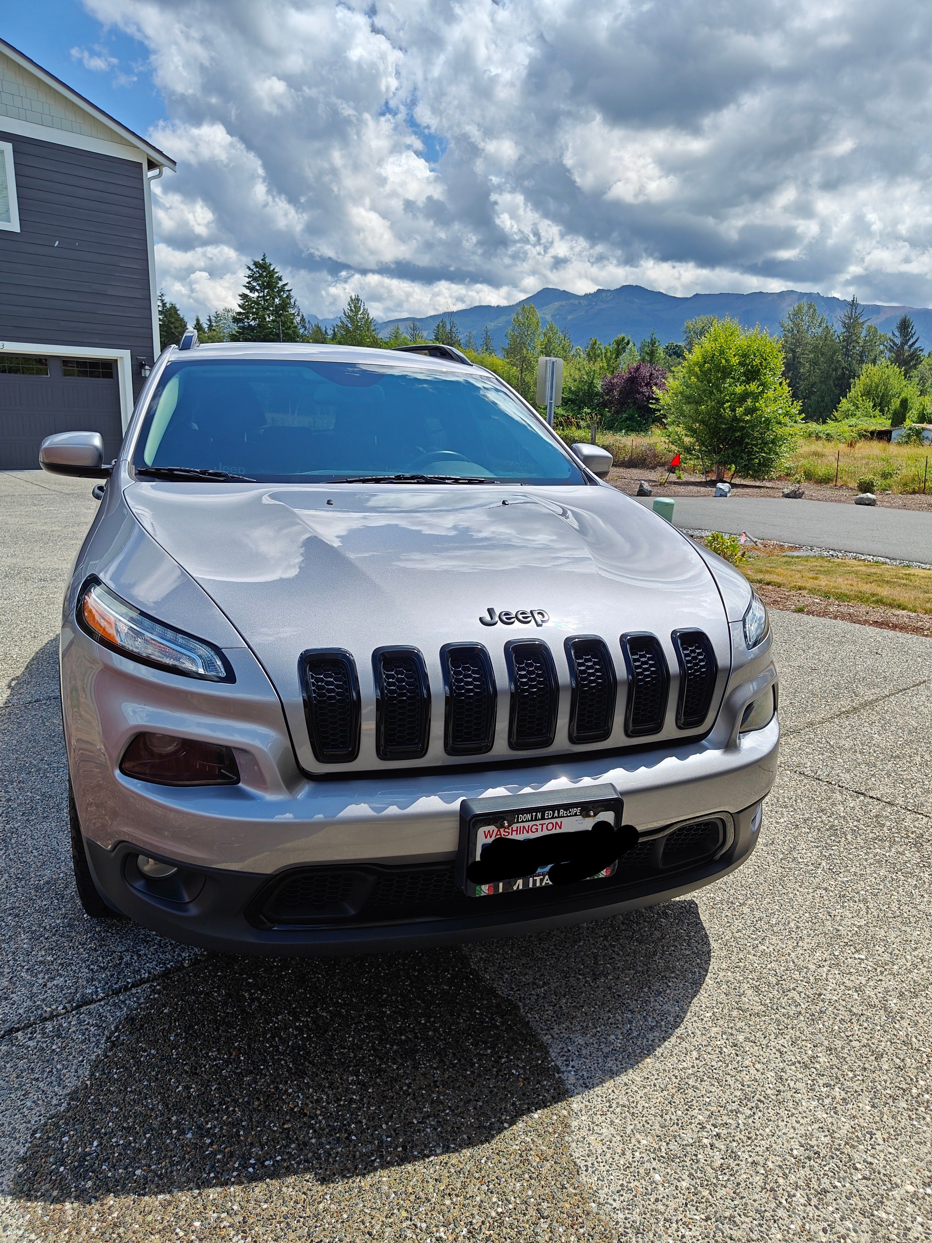 Used 2018 Jeep Cherokee Latitude w/ Altitude Package AWD/4WD image 5