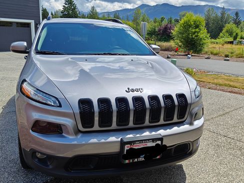 Used 2018 Jeep Cherokee Latitude w/ Altitude Package image 5