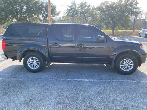 Used 2016 Nissan Frontier SV image 2