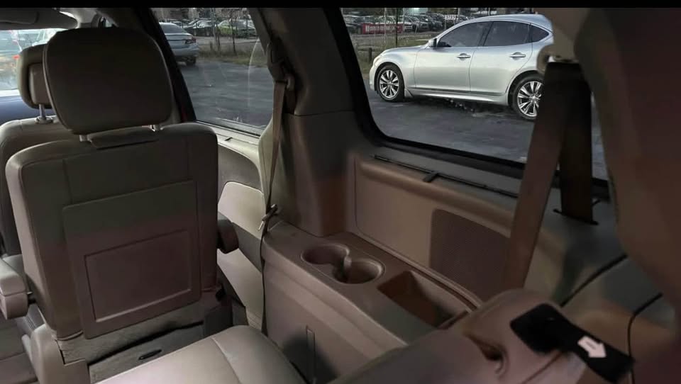 Used 2016 Chrysler Town & Country Touring-L FWD image 6