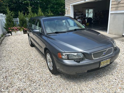 Used 2004 Volvo V70 2.5T FWD image 2