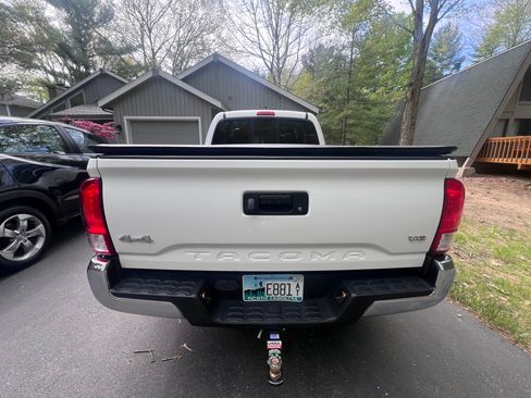 Used 2017 Toyota Tacoma SR5 w/ Tow Package AWD/4WD image 25
