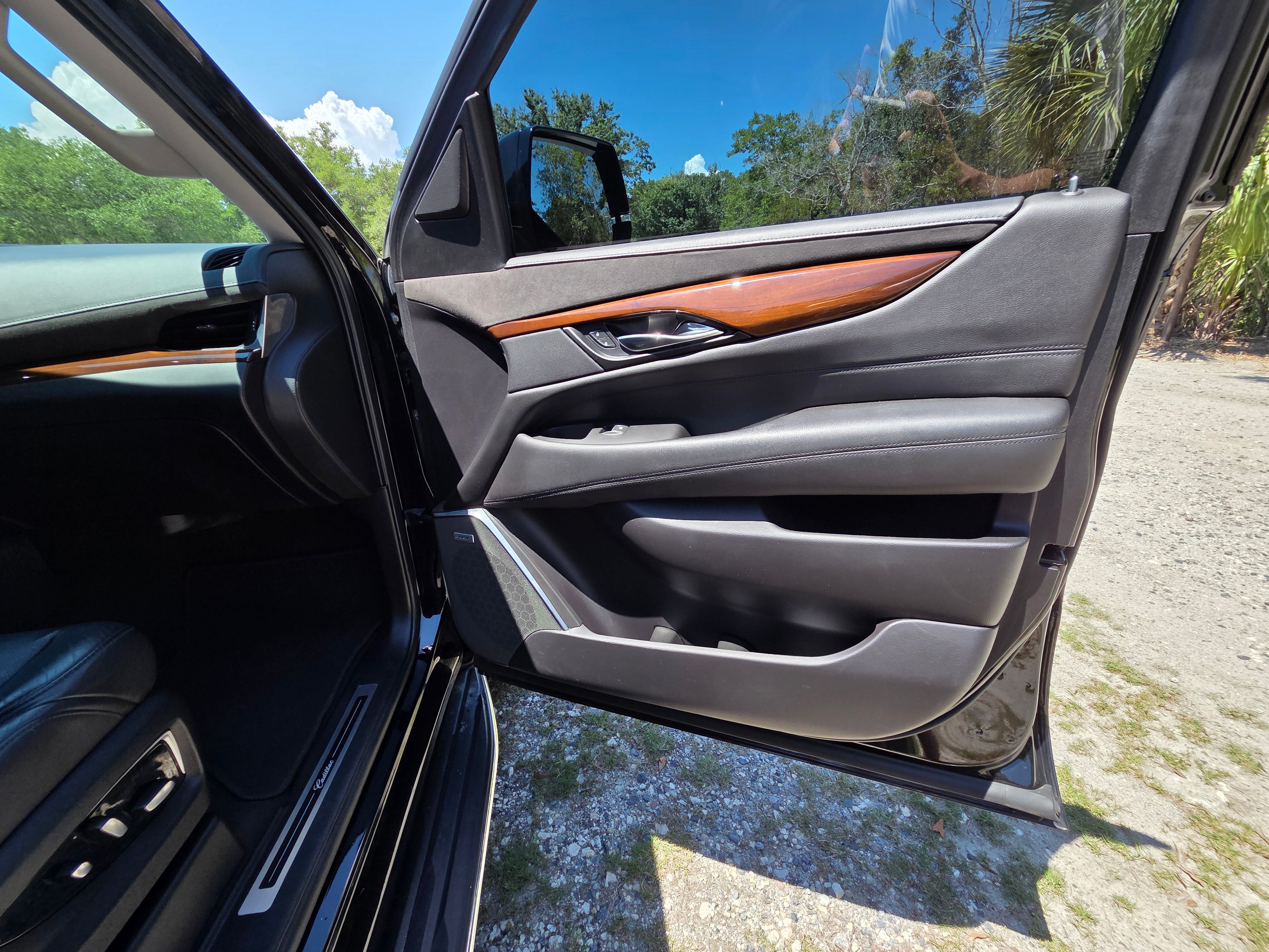 Used 2020 Cadillac Escalade Luxury w/ Escalade Sport Edition RWD image 12