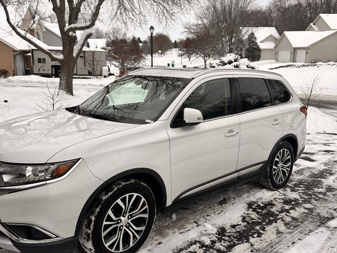 Used 2017 Mitsubishi Outlander SEL image 1