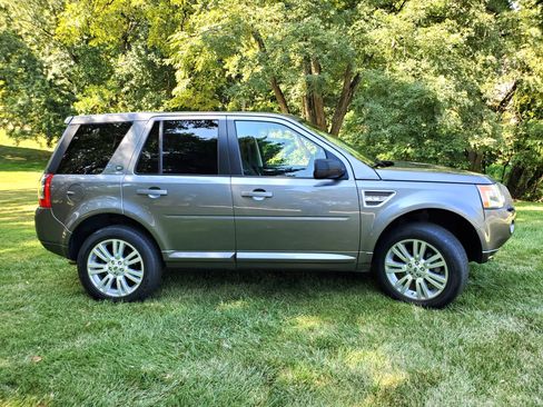 Used 2009 Land Rover LR2 HSE image 8