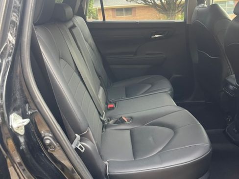 Used 2020 Toyota Highlander XLE FWD image 13