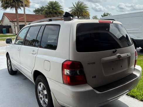 Used 2005 Toyota Highlander 2WD V6 w/ 3rd Row image 1