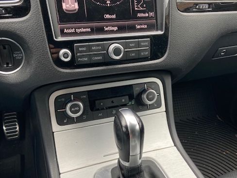 Used 2017 Volkswagen Touareg Wolfsburg Edition image 9