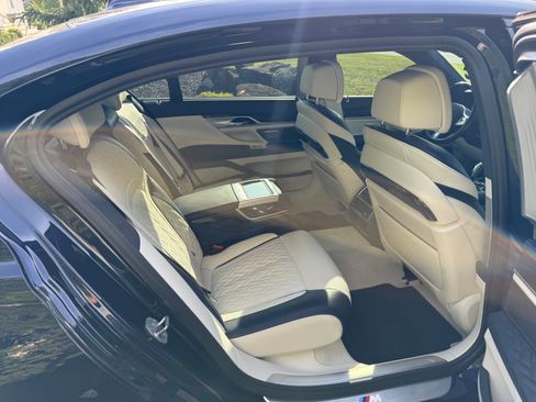 Used 2022 BMW 750i xDrive w/ Luxury Rear Seating Package AWD/4WD image 19