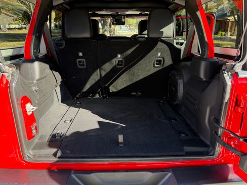 Used 2024 Jeep Wrangler Unlimited Rubicon w/ Technology Group image 13