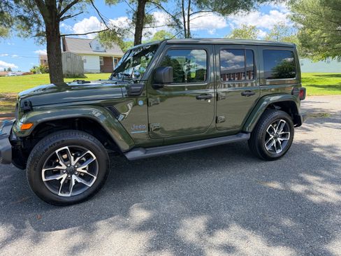 Used 2024 Jeep Wrangler Unlimited w/ Convenience Group AWD/4WD image 5