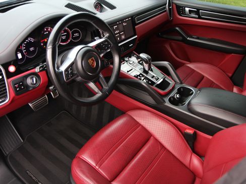 Used 2021 Porsche Cayenne GTS AWD/4WD image 2