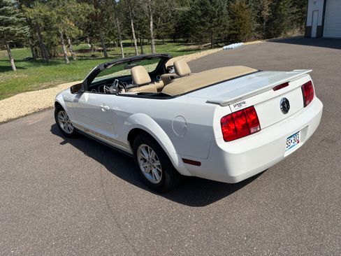 Used 2007 Ford Mustang Deluxe Convertible image 5