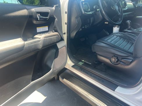Used 2019 Toyota Tacoma TRD Off-Road w/ Technology Package AWD/4WD image 6