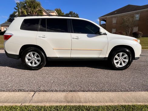 Used 2011 Toyota Highlander SE image 2