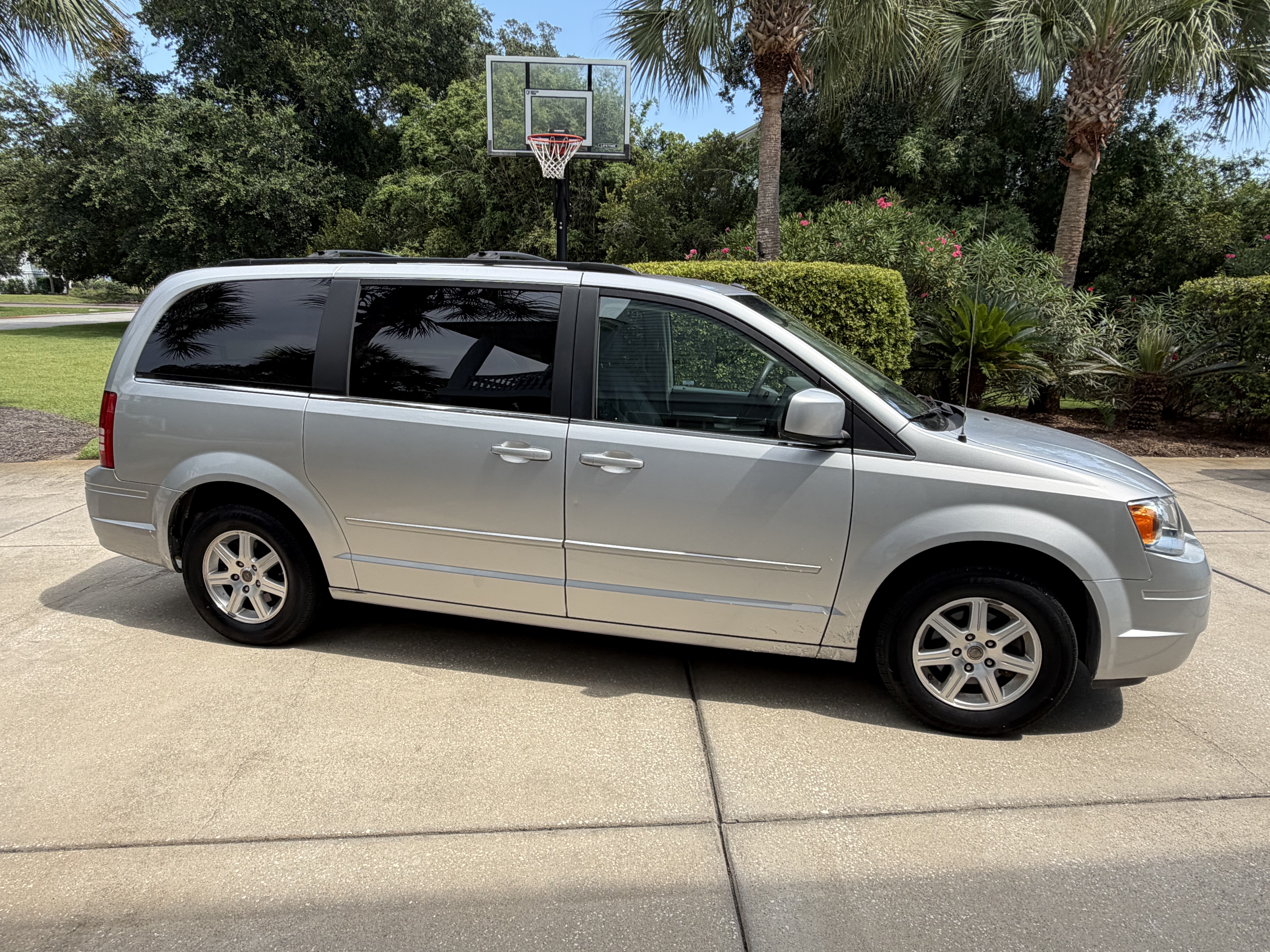 Used 2008 Chrysler Town & Country Touring FWD image 2