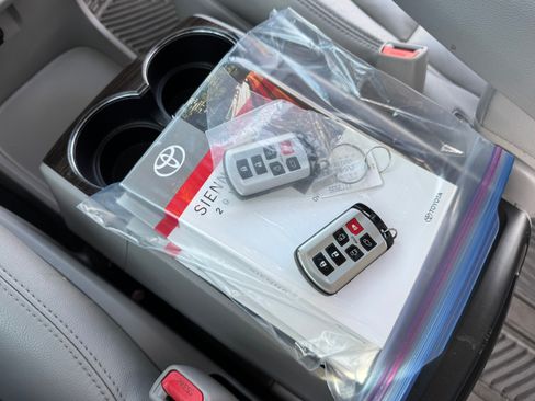 Used 2017 Toyota Sienna XLE image 14