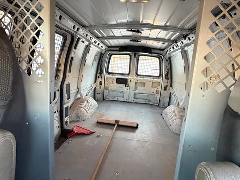 Used 2015 Chevrolet Express 2500 Van 3D image 7