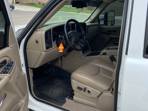 Used 2005 Chevrolet Silverado 2500 LT w/ Heavy-Duty Power Package image 12