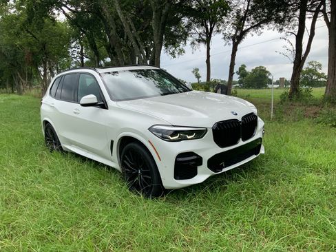 Used 2022 BMW X5 xDrive40i w/ M Sport Package AWD/4WD image 2